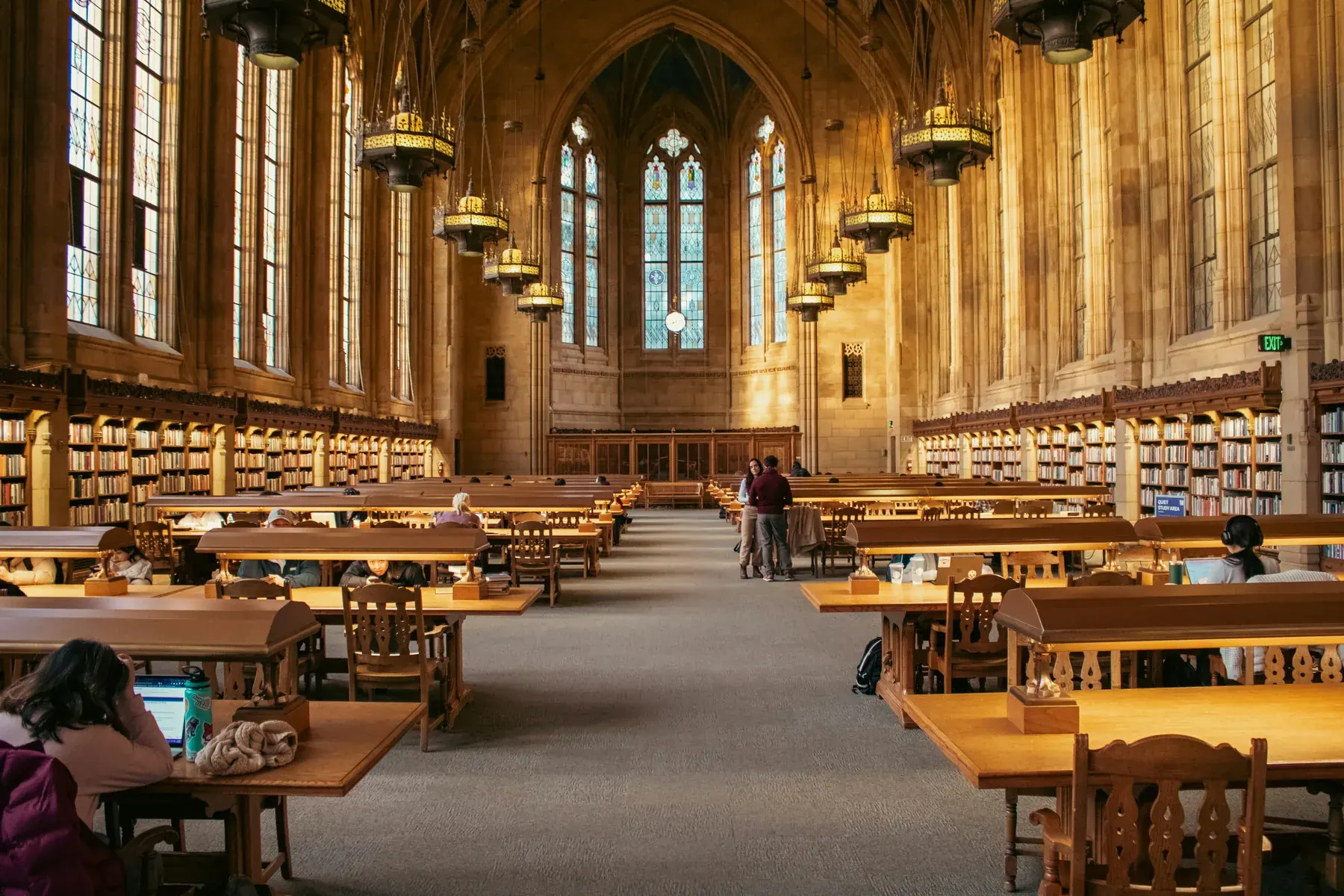 Große Universitätsbibliothek mit hohen Regalen